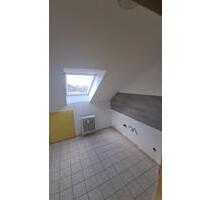 Helle Mietwohnung Dachgeschoss 3,5 Zimmer ab Januar 2026 - Kuchen