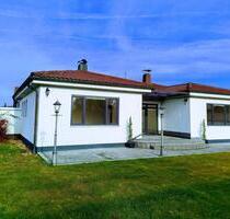 Freistehender Bungalow mit Nebengebäude auf ca. 2.000 qm Grund - Osterhofen