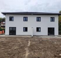 DHH mit großem Garten in Moos, Erstbezug