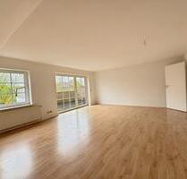 Helle 2- Zimmerwohnung 83m2, großem Wohnzimmer, Balkon & Carport - Tarp
