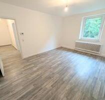 **Ab sofort: Renovierte Wohnung mit modernem Tageslichtbad und eigenem Gartenabteil** - Marl