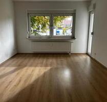 Jetzt mieten - weniger zahlen! Teilrenovierte 4 Zimmer Wohnung ab sofort verfügbar