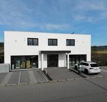 Büro- und Geschäftsgebäude mit Ausstellungsfläche in Regenstauf