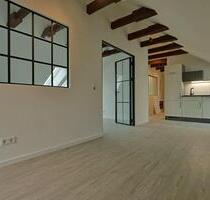 Exklusive Dachgeschosswohnung – Fußbodenheizung, Designglas, EBK & Sichtbalken - Amberg