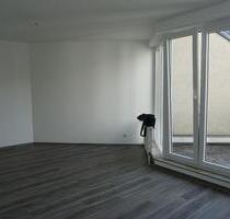 Lichtdurchflutete renovierte 2,5-Zimmer-Wohnung mit Balkon ins Grüne und Stellplatz in Essen-Borbeck