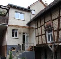 Einfamilienhaus mit Nebengebäude, Scheune und Garten in Bingenhei - Echzell