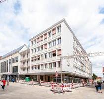 Ladenfläche mit großem Schaufenster in der Fußgängerzone - Ingolstadt