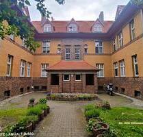 Willkommen in diesem einzigartigen denkmalgeschützten Altbau, der historischen Charme mit modernem Wohnkomfort vereint. Diese besondere Immobilie bietet nicht nur einen wunderschönen Garten,... - Bitterfeld-Wolfen