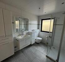 Helle 3-Zimmer-Wohnung mit Balkon, EBK, Garage & Stellplatz - Gochsheim