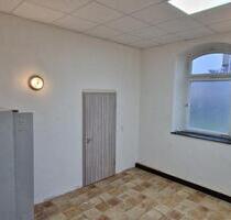 2 Schlafzimmer Wohnung Hell Geräumig + Küche 15 Min v. Würzburg