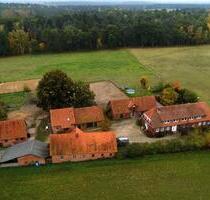 Bauernhaus mit Offenstall, Nebengebäuden und Weide, Resthof - Bienenbüttel