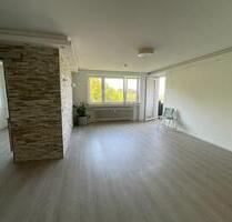 Sonnige, kernsanierte 4- Zimmer-Wohnung mit Balkon & Stellplatz - Wuppertal Eckbusch