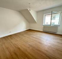 Frisch sanierte 3,5-Zimmer-Wohnung mit Balkon in zentraler Lage v - Homburg