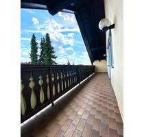 Frisch renovierte 3-Zi.-DG-Whg mit Süd-Balkon - Hilpoltstein