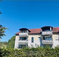 Dorfen - Ruhige lichtdurchflutete 3-Zi.-Dachgeschosswohnung mit West-Balkon und Aufzug