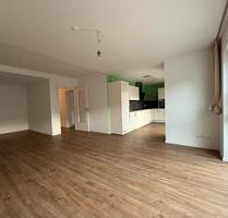 *Attraktive geräumige 3-ZKB-Wohnung mit großem Süd-Balkon mit Fahrstuhl + Tiefgarage* - Gelnhausen