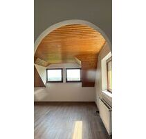 Helle 3 Zimmer Dachgeschoss Wohnung mit Klimaanlage in Bissingen - Besigheim