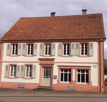 Stilvoller Altbau mit großem Innenhof, Scheune und Stallungen - Pirmasens