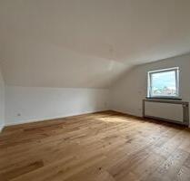 Kernsanierte 3-Zimmer-Dachgeschosswohnung im Herzen Olchings