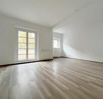 Renovierte 2-Raum-Whg. mit großem Wohnbereich und Balkon im 1. OG! - Chemnitz Bernsdorf