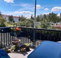 neuwertige helle 3-Zi.-Wohnung mit Einbauküche (z.A.) und Balkon - Regensburg Galgenberg