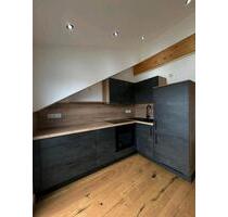 Moderne 2-Zimmer-Dachgeschosswohnung mit Balkon - Hutthurm