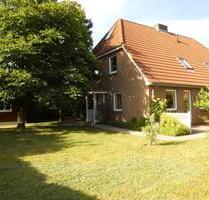 HaushälfteWohnung in Bredstedt - 980,00 EUR Kaltmiete, ca.  100,00 m² in Bredstedt (PLZ: 25821)