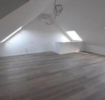 Großzügige und helle 2-Zimmer-Maisonettewohnung mit Balkon und Stellplatz in der Tiefgarage - Aschaffenburg Österreicher Kolonie