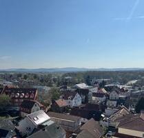 Zentrale 2-Zimmer-Wohnung, TOP-Aussicht, Balkon, EBK, Garage - Langenselbold