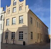 Wohnen im vollständig sanierten Kulturdenkmal im Zentrum der Hansestadt Wismar 3ZKB DG Wohnung 81m² mit EBK Erstbezug