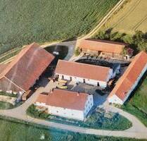 Hofstelle mit Bauernhaus und Nebengebäuden Sacherl Anwesen - Künzing