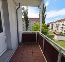Helle freundliche Dreiraumwohnung mit Balkon und modernen Badezimmer - Merseburg