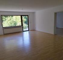 Sonnenverwöhnte 4-Zimmer Erdgeschosswohnung am Waldrand von Dreieichenhain mit Garten und EBK!