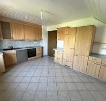 Frisch renovierte 3 Zimmer DG-Wohnung mit EBK und Gartennutzung - in Rodgau Jügesheim