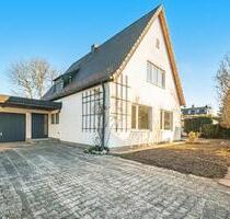 Grün, ruhig, nah dran. Renoviertes Einfamilienhaus am Waldrand. - Grünwald