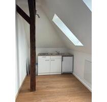 Charmante Dachgeschosswohnung mit Einbauküche & neuem Duschbad – frisch saniert! - Saarbrücken West