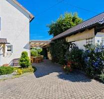 EinfamilienhausZweifamilienhaus mit Garage und großen Garten - Buttenwiesen