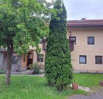 Großzügiges Anwesen mit Wohngebäude, Nebengebäude und viel Grün - Feichten an der Alz