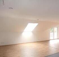 Neuwertige 2-Zi.DG-Whg. ca. 86 m²Wfl. mit Balkon u.Stellplatz in Ingolstadt!