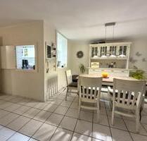 Raumwunder auf zwei Ebenen: Das 'Haus im Haus'-Gefühl mit Gartenparadies - Krefeld Benrad