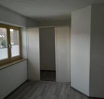 Schöne 2 Zimmer Wohnung mit Balkon, Küche, Keller bei Forchheim - Nürnberg Holzheim