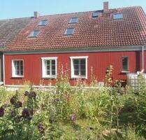 Haus mit Nebengebäuden und Garten - Letschin