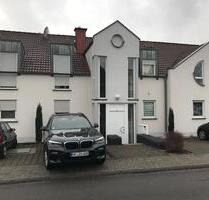 Sehr schöne und neu renovierte Souterrain Wohnung - Neuhof