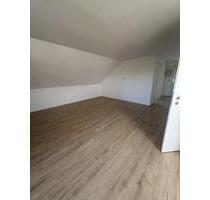 Kernsanierte Dachgeschosswohnung inklusive Küche und Klimaanlaga und Balkon - Kuhardt