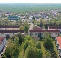 Große und Helle frisch renovierte 67,00qm 3-Zi. Wohnung mit Balkon, großen hellen Fenstern, Keller, Garten Mitbenutzung! Nur 1Km vom Geiseltalsee! Wohnen wo andere Urlaub machen, 200 m zum Supermarkt! - Braunsbedra