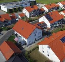 Stilvolle Doppelhaushälfte - 1.450,00 EUR Kaltmiete, ca.  139,00 m² in Unterneukirchen (PLZ: 84579)