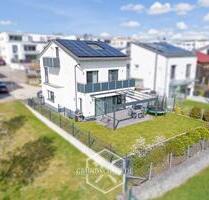 Familienparadies mit Garten: Modernes Einfamilienhaus mit Platz auf vier Etagen - Leonberg