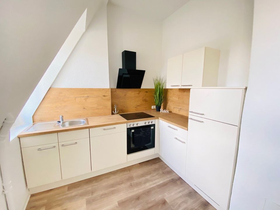 helle Dachgeschosswonung: offene Küche mit neuer Einbauküche, Tageslicht mit WWM, große Zimmer - Leipzig Ost