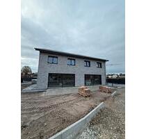 Neubau-Doppelhaushälfte mit Wärmepumpe & PV–Erstbezug in Versmold