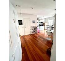 Helle, liebevoll gestaltete 4-Zimmer-Altbau-Oase mit West-Balkon - Berlin Mitte